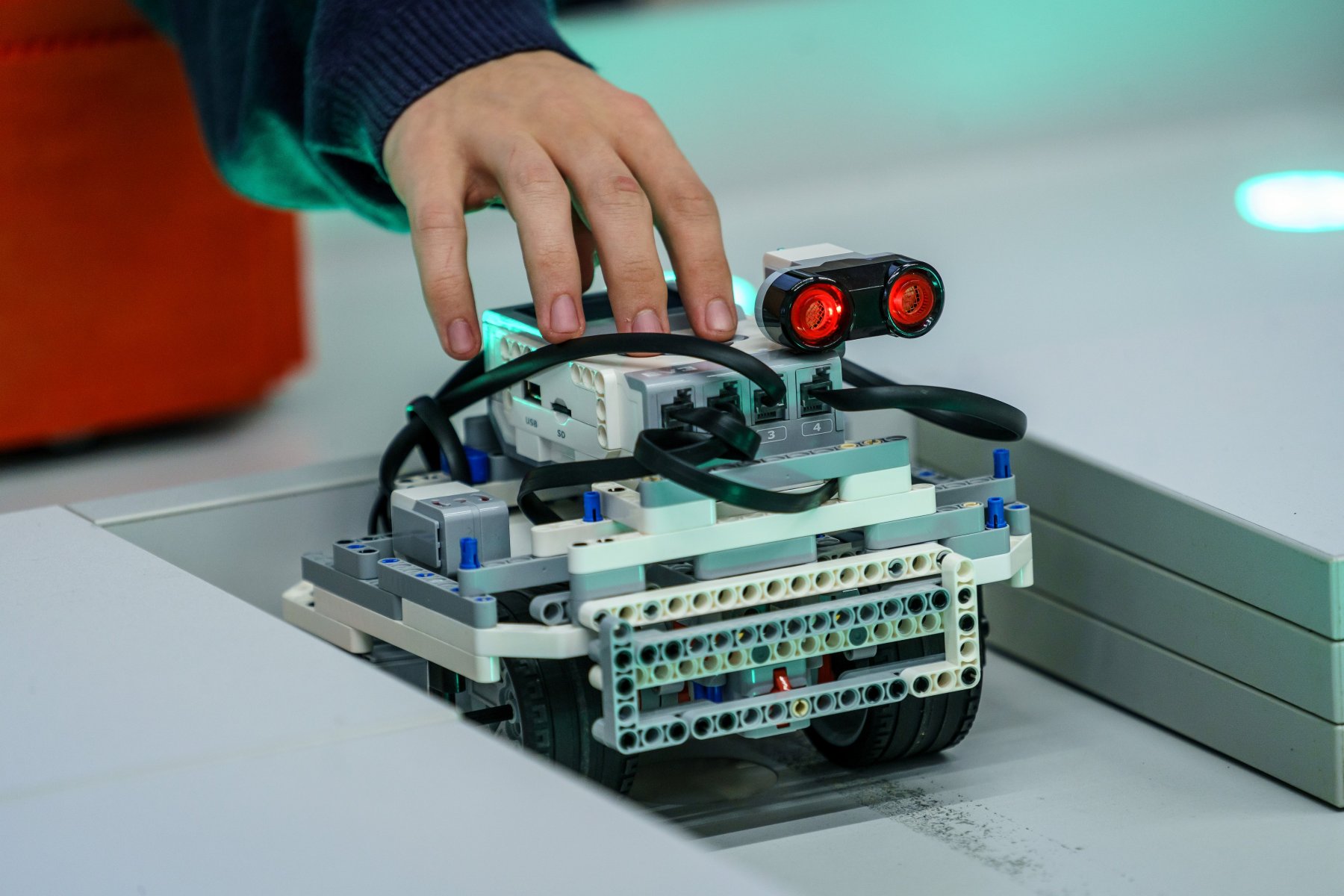 Sledujte živě finále Robosoutěže v pátek 14.12.2018, Adam Veselý (HUMUSOFT)